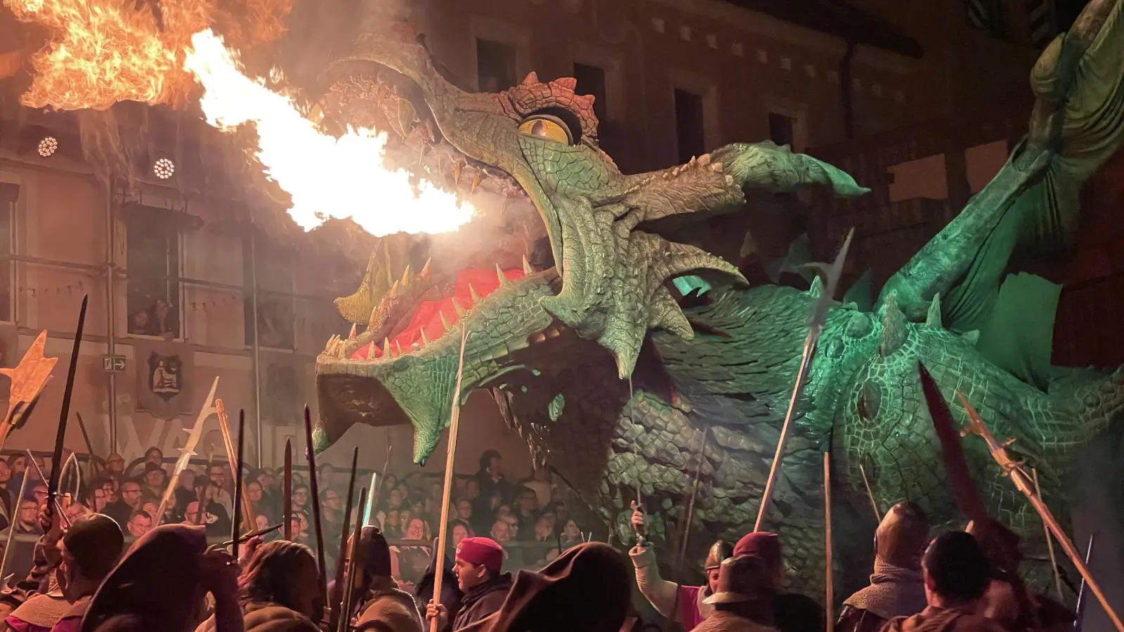 Der Further Drache ist der größte Schreit-Roboter der Welt und eine Berühmtheit. Er kann Feuer speien, mit den Flügeln schlagen, die Augen bewegen und brüllen. (Foto: Lara Hausleitner)