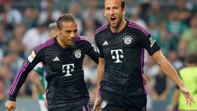 Zwei wichtige Spieler für den FC Bayern: Leroy Sané (l) und Harry Kane. (Foto: Axel Heimken/dpa)