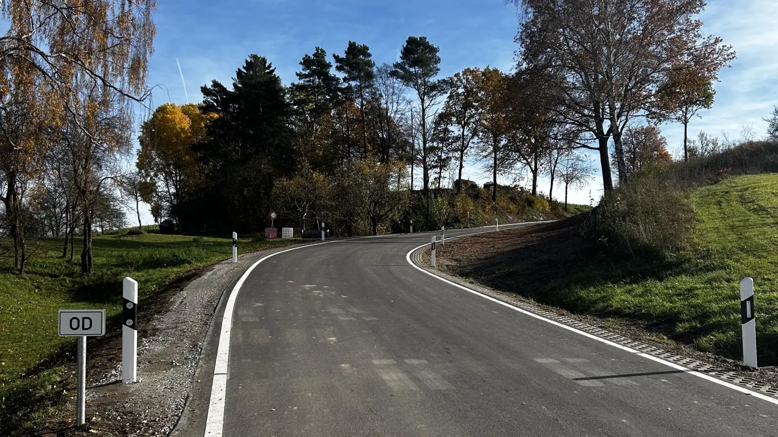 Die frisch sanierte Kreisstraße zwischen Borsbach und Schmalach wird nun wieder für den Verkehr freigegeben. (Foto: Staatliches Bauamt/Melanie Bischoff      )