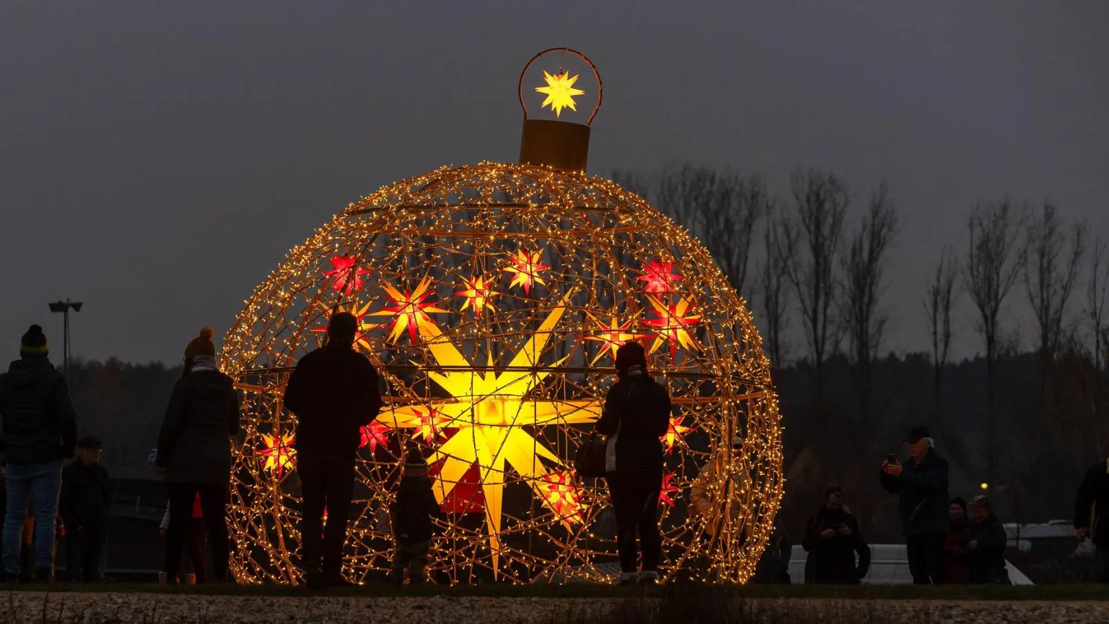 „Herrnhuter Sternenglanz“ - Original Herrnhuter Sterne in verschiedenen Größen und Farben geben dem Park ein besonderes strahlendes Lichtererlebnis in den Abendstunden. (Foto: Daniel Wagner/dpa)