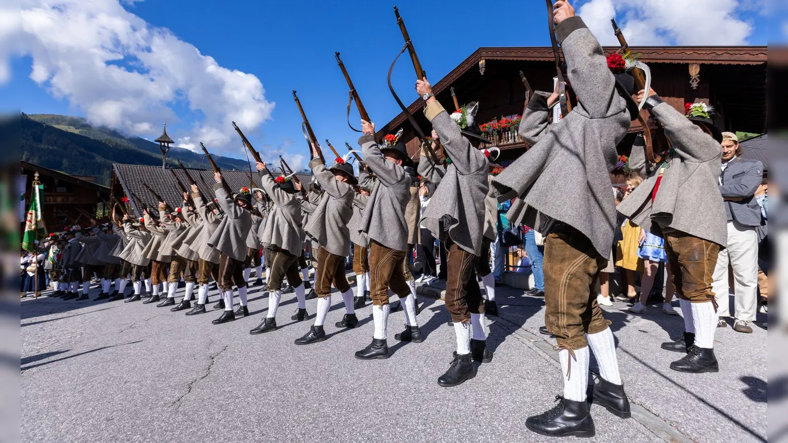 Werden künftig auch Frauen Salutschüsse abgeben? (Archivbild) (Foto: Expa/Johann Groder/APA/dpa)