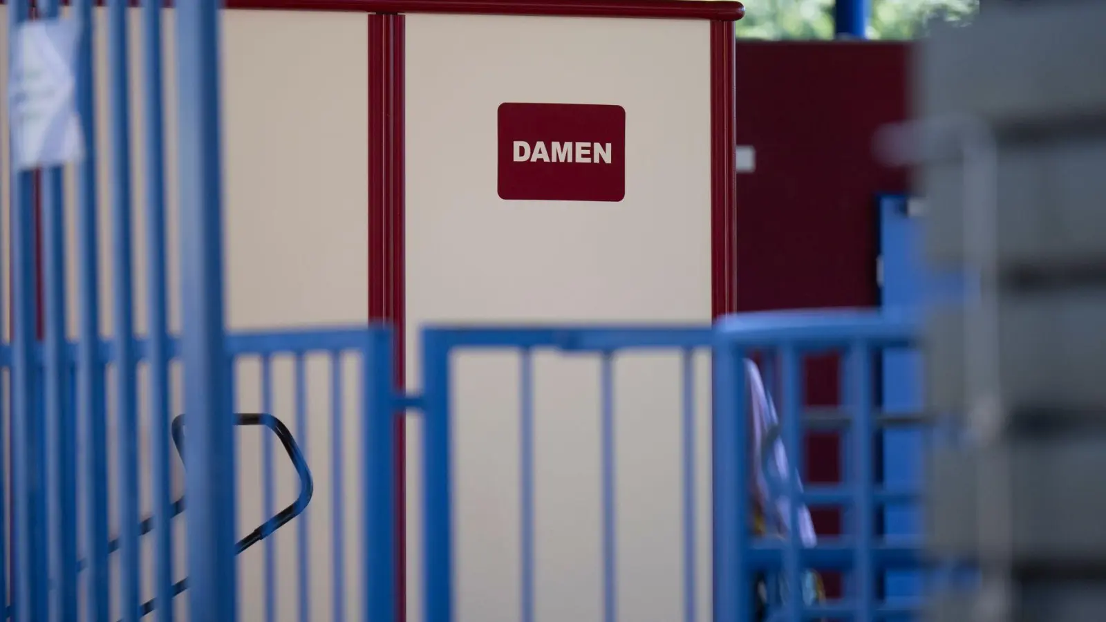 Was geschah im Juni 2025 in diesem Freibad? Vor dem Amtsgericht Gelnhausen beginnt der Prozess gegen zwei Männer. (Archivbild) (Foto: Boris Roessler/dpa)