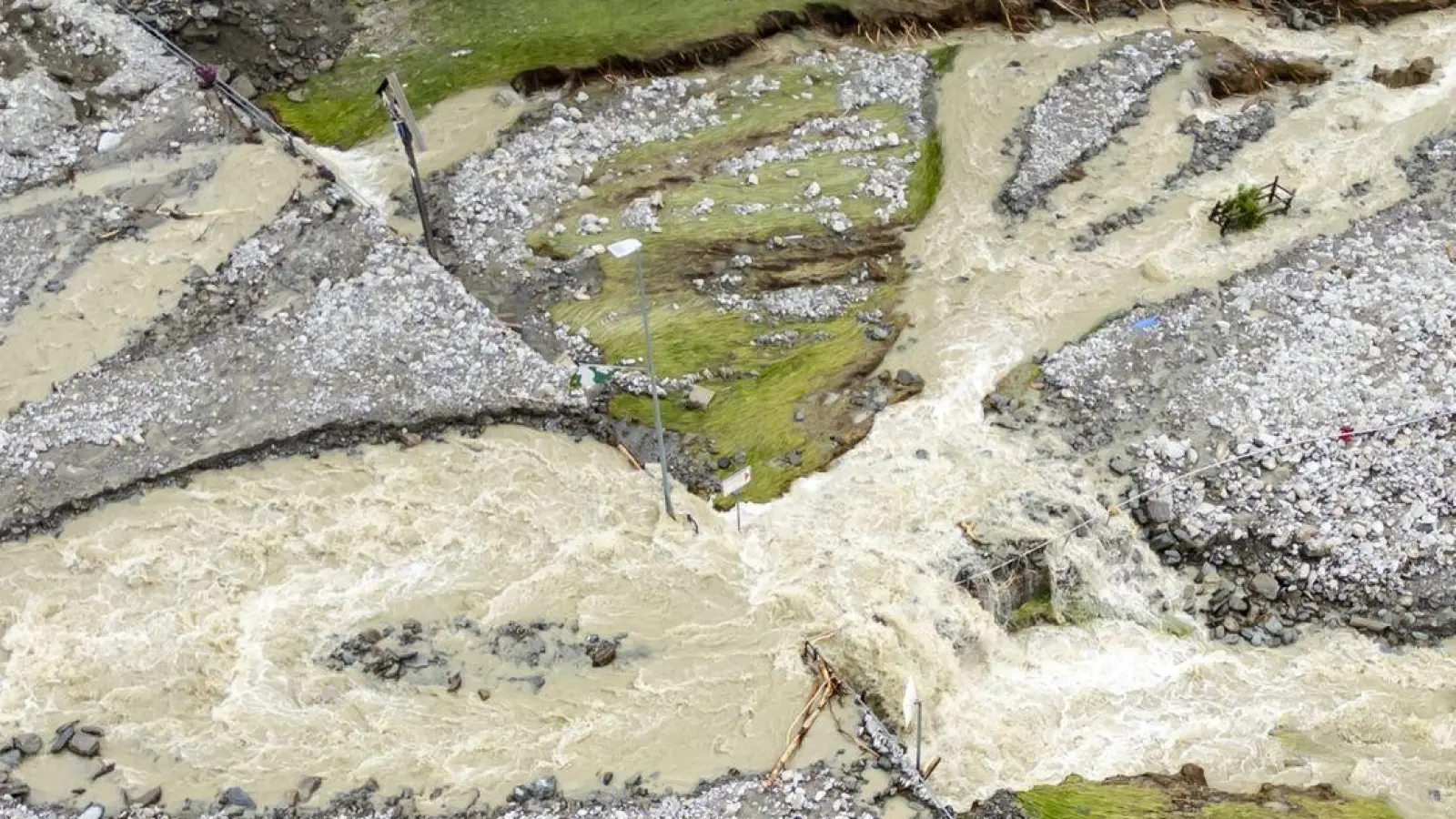 Massive Gewitter und Regenfälle führten in der Schweiz zu einer Überschwemmungssituation mit großflächigen Erdrutschen. (Foto: Jean-Christophe Bott/KEYSTONE/dpa)