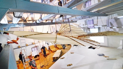 Er hängt: Der Nachbau des Weißkopf-Fliegers hat seinen Bestimmungsort im neuen Museum in Leutershausen erreicht. (Foto: Jim Albright)