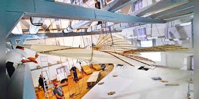 Er hängt: Der Nachbau des Weißkopf-Fliegers hat seinen Bestimmungsort im neuen Museum in Leutershausen erreicht. (Foto: Jim Albright)