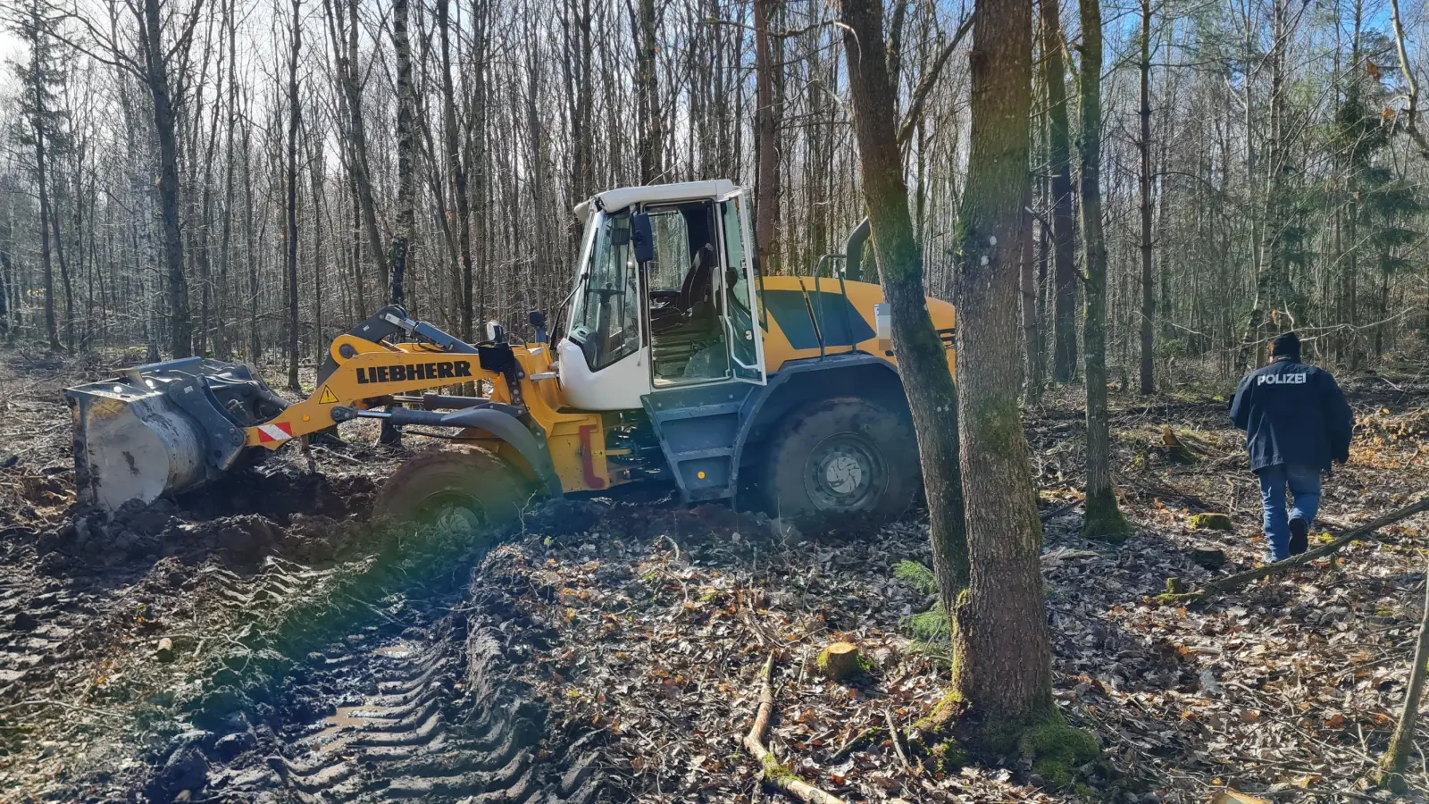 Ein 21-Jähriger wollte offenbar unbedingt baggern und klaute dafür von einer Ansbacher Baustelle einen Radlader. Am Waldrand bei Meinhardswinden blieb er stecken. (Foto: privat)