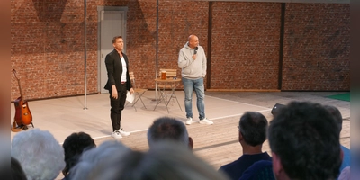Ernteten mit ihrem Programm auf der Freilichtbühne in Dinkelsbühl begeisterten Beifall und viele Lacher: der Entertainer Jochen Schaible (links) und Kabarettist Christoph Maul. (Foto: Roman Kocholl)