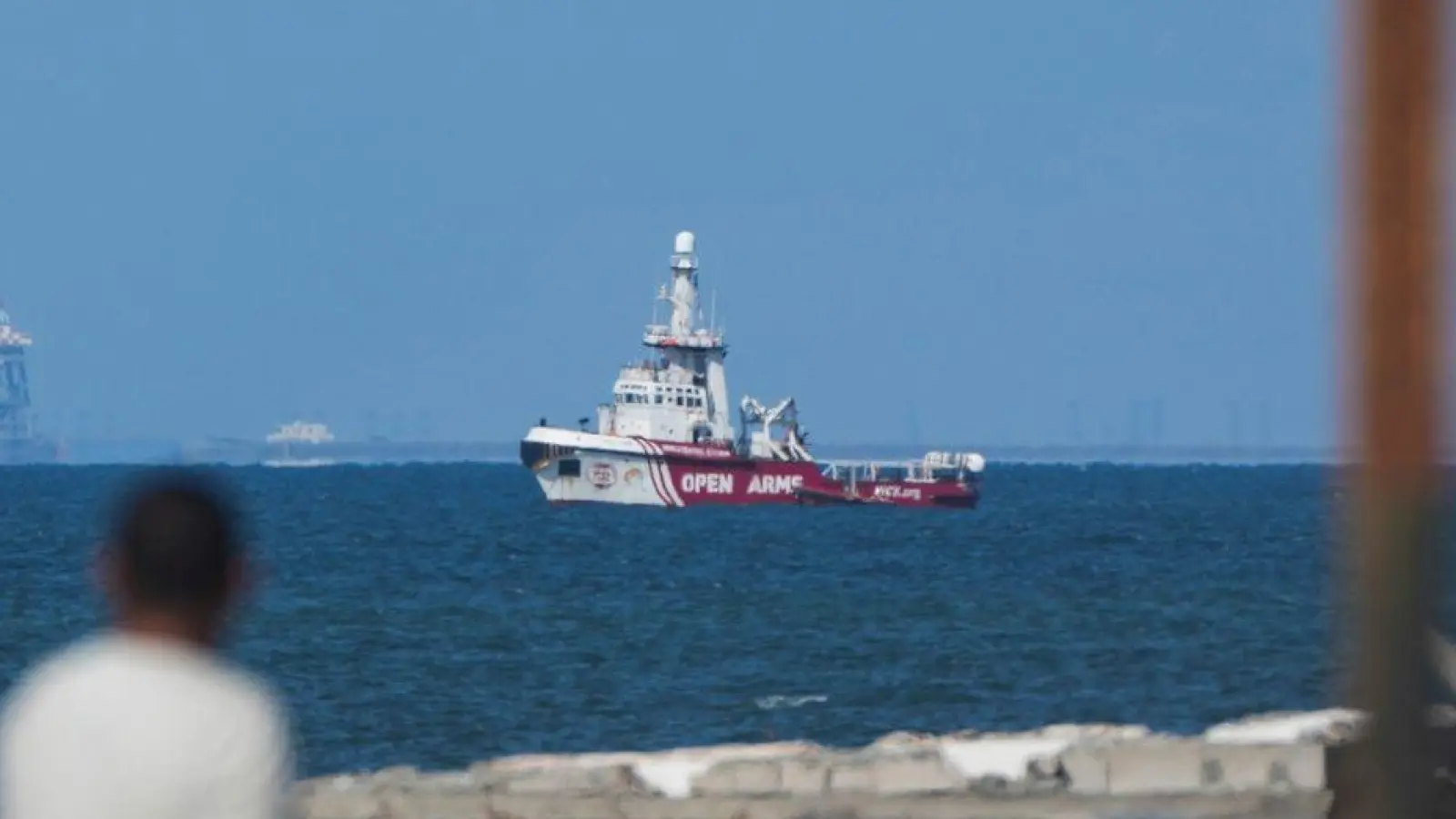 Ein Schiff der Hilfsorganisation Open Arms nähert sich der Küste des Gazastreifens und schleppt einen Lastkahn mit 200 Tonnen humanitärer Hilfe. (Foto: Abdel Kareem Hana/AP)