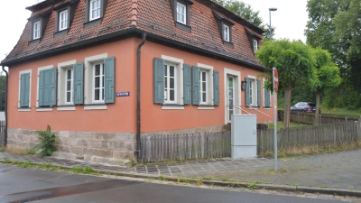 Eigentlich unübersehbar: Der weiße Netzverteiler-Schaltkasten direkt vor dem Neustädter Jugendhaus Lazarett. Laut Beschluss des Stadtrates muss er an einen anderen Standort wechseln. (Foto: Patrick Lauer)