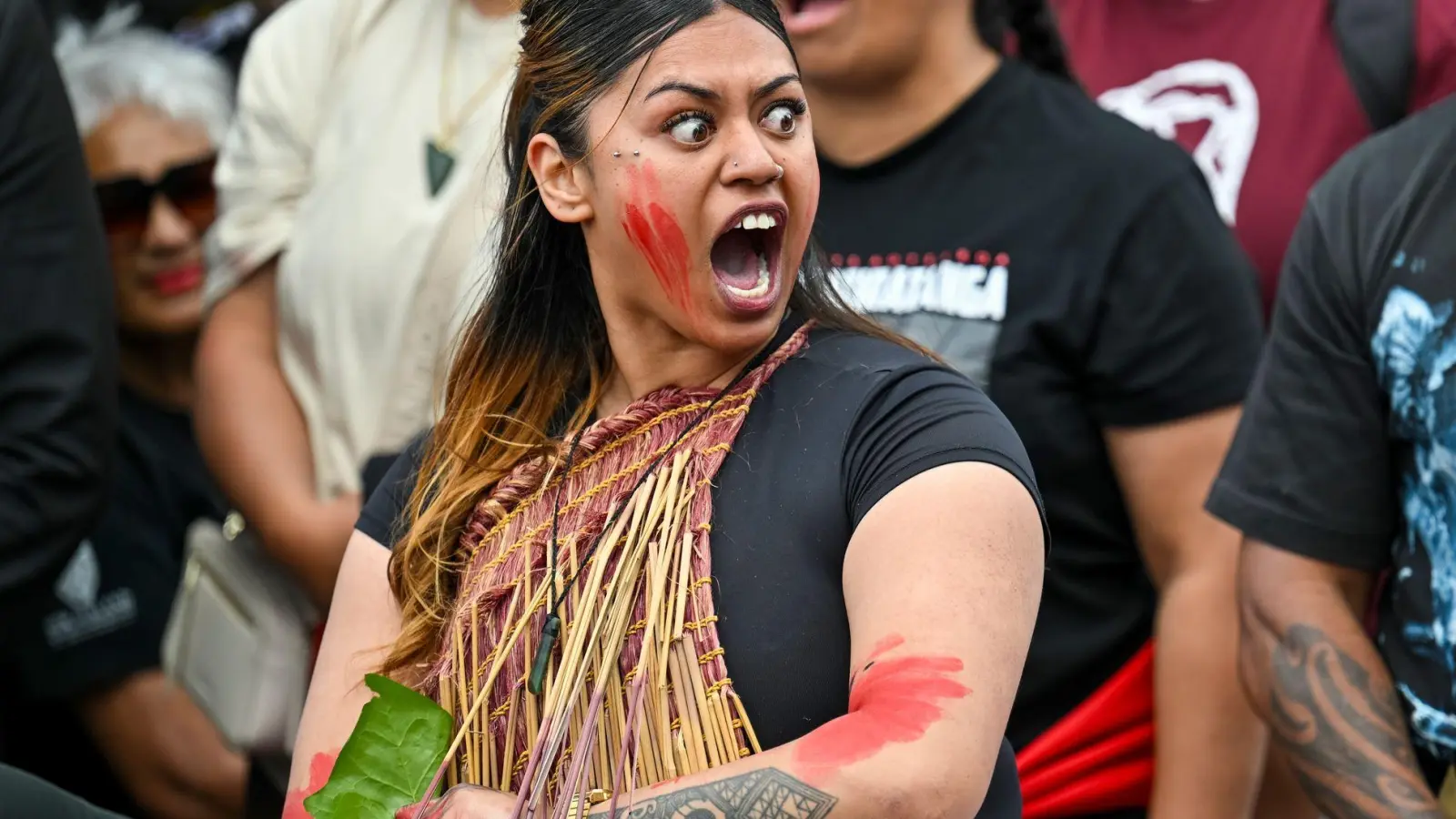 Viele Maori in Neuseeland haben ihrer Traditionen und Bräuche bewahrt. Berühmt ist etwa der rituelle Tanz „Haka“.  (Foto: Mark Tantrum/AP/dpa)