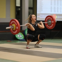 Erst 2023 hat Agnes Rutkowski mit der Sportart Gewichtheben begonnen. Nicht nur Kraft spielt eine Rolle, sondern auch die richtige Technik. (Foto: Daniel Decombe)