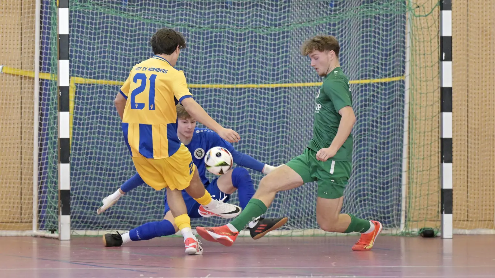 Ob in der Halle oder draußen: Jugendspieler Luca Glanz (rechts) verteidigt das Tor der SpVgg Ansbach, hier bei der Bezirksmeisterschaft in Marktbergel mit SpVgg-Torhüter Zakhar Khyzhniak. (Foto: Martin Rügner)
