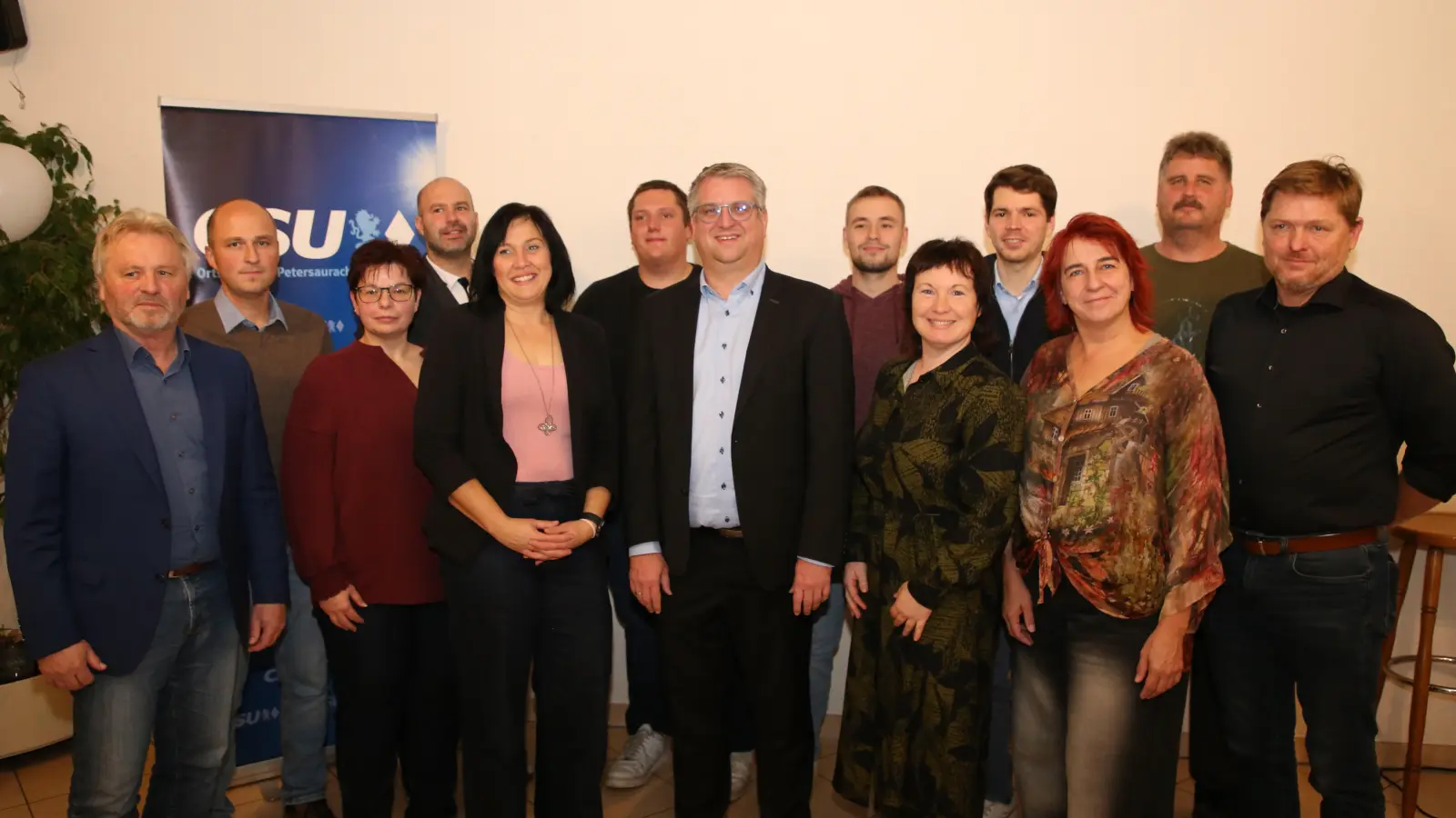 Die CSU in Petersaurach hat ihre Kandidaten für die Kommunalwahl am 8. März 2026 benannt. Bürgermeisterkandidat ist Daniel Mogge (Mitte). (Foto: Alexander Biernoth)