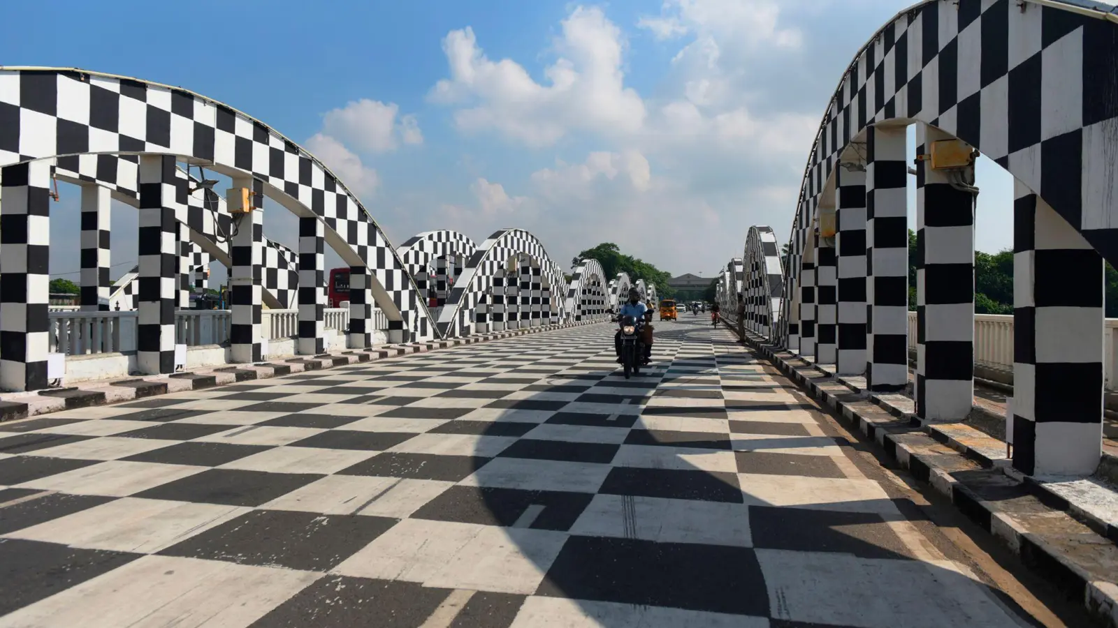 Die Napier-Brücke wurde zum Schachbrett umgestaltet. (Foto: Uncredited/AP/dpa)