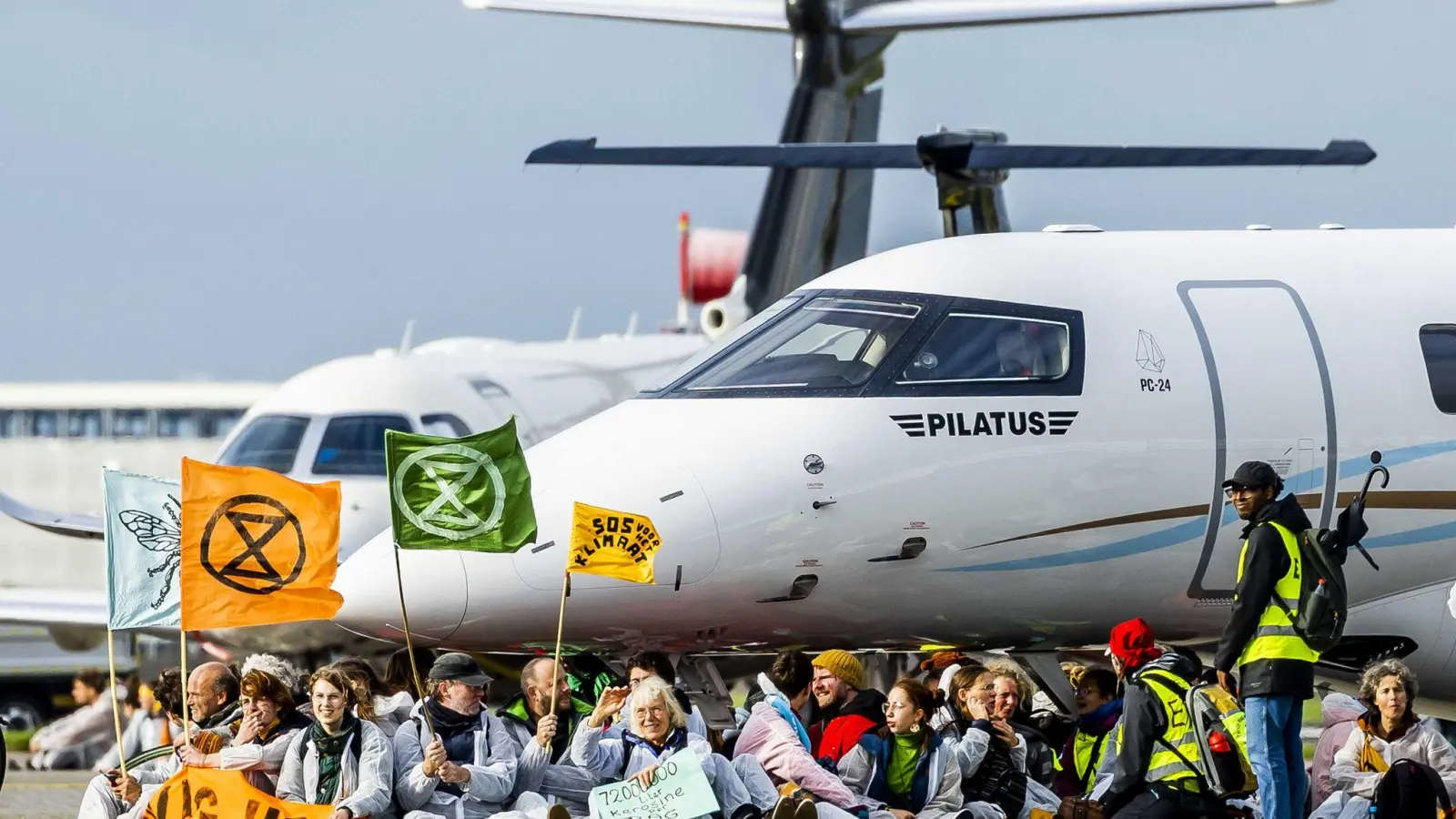 Klima-Aktivisten blockieren Privatjets auf dem Flughafen Schiphol. (Foto: Remko De Waal/ANP/dpa)