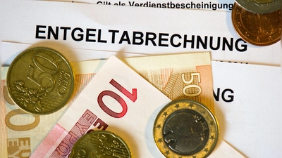 Der Mindestlohn wird steigen - die Reaktionen darauf fallen ganz unterschiedlich aus. (Foto: Arno Burgi/dpa-Zentralbild/dpa)