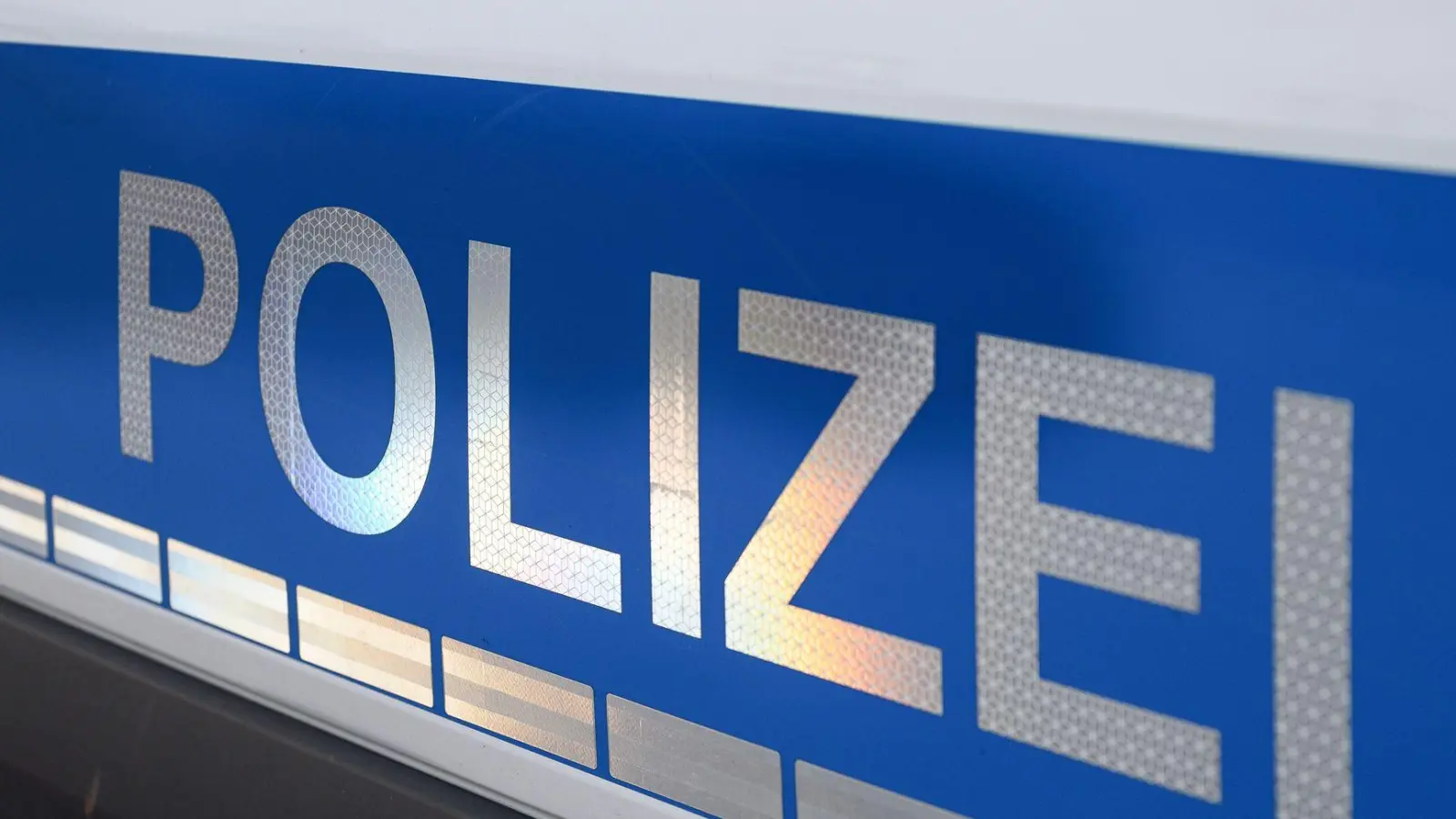 Die Polizei sperrt wegen des Unfalls die Bundesstraße 23. (Symbolbild) (Foto: Daniel Vogl/dpa)