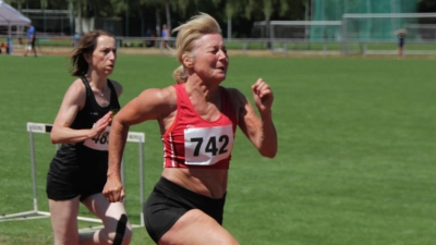 Angelika Mader vom TSV Ipsheim gewann in der Altersklasse W60 über 100 und 200 Meter. (Foto: Harald Köhler)
