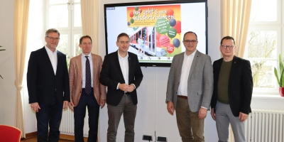 Die Bürgermeister Karl-Heinz Fitz (Gunzenhausen) und Stefan Ultsch (Wassertrüdingen) freuen sich mit den Landräten Dr. Jürgen Ludwig (Landkreis Ansbach) und Manuel Westphal (Landkreis Weißenburg-Gunzenhausen) sowie dem Unterschwaninger Bürgermeister Markus Bauer (von links) über die Reaktivierung. (Foto: Thomas Schaller)