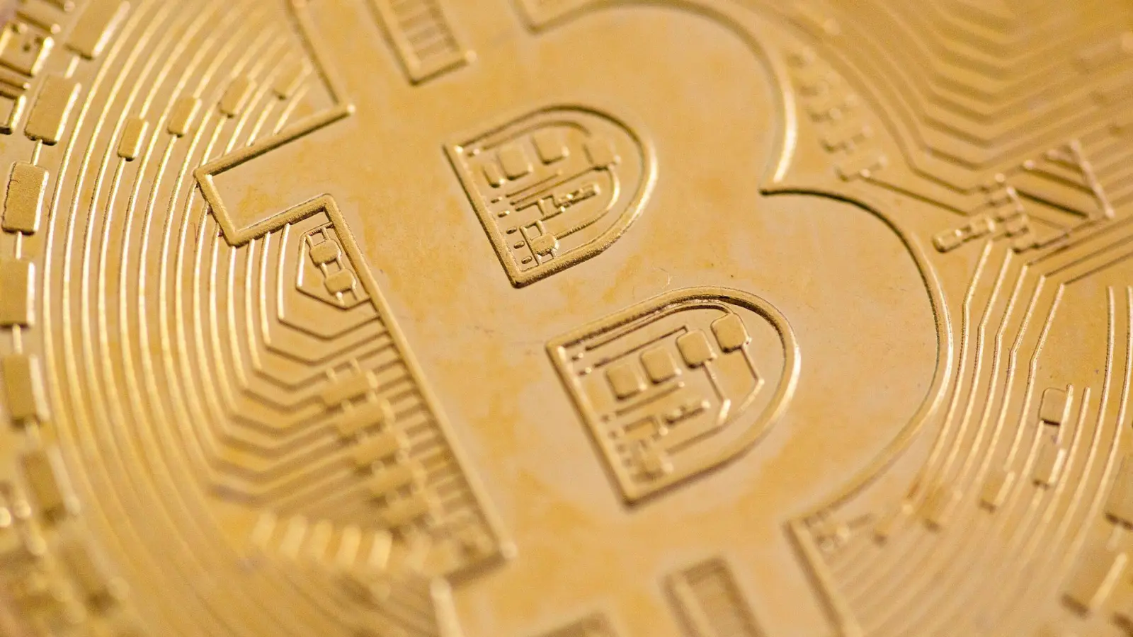 Der Kurs des Bitcoin ist unter 67.000 US-Dollar gefallen. (Foto: Fernando Gutierrez-Juarez/dpa)