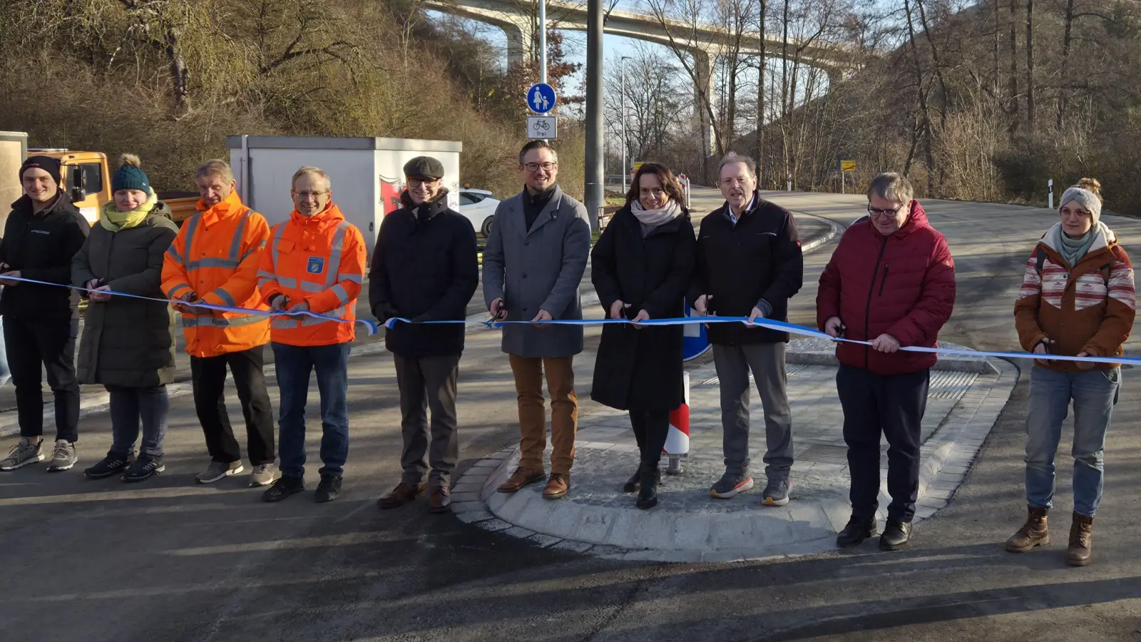 Mit dem symbolischen Schnitt durchs Band wurde die Staatsstraße zwischen Emskirchen und Sixtmühle wieder für den Verkehr freigegeben. Im Zuge der Sanierung erfolgte auch ein Radweglückenschluss. (Foto: Rainer Weiskirchen)