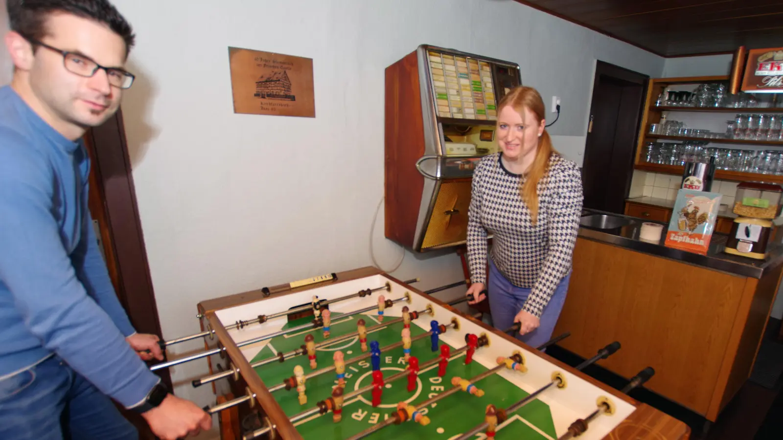 Die Dorfkneipe „Zur frischen Quelle“ öffnet nach sechs Jahren Pause wieder.Sabine und Stephan Emmert haben sehr viel Zeit in die Renovierung investiert. (Foto: Heinz Wraneschitz)