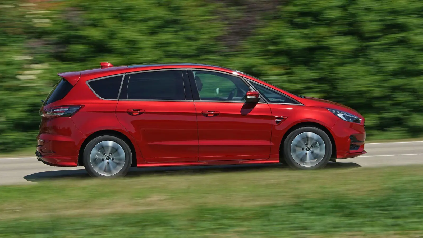 Van-tastisch? Hm, zumindest bieten Großraumlimousinen wie der Ford S-Max viel Platz, dieser hat aber auch ein paar sensible Stellen.  (Foto: Thomas Starck/Ford/dpa-tmn)