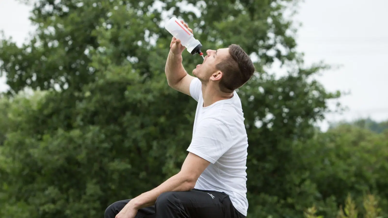 Wird täglich aus derselben Flasche getrunken? Dann sollte man sie regelmäßig reinigen, um die Verunreinigung durch Bakterien zu vermeiden. (Foto: Christin Klose/dpa-tmn)