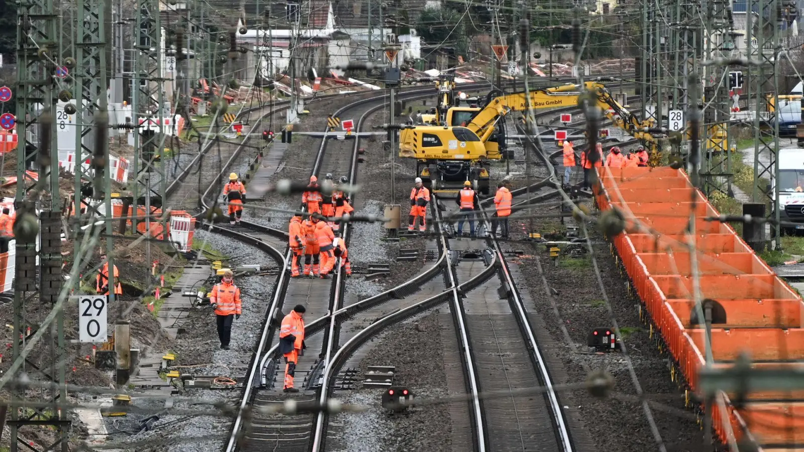 Monatelang war die Riedbahn wegen einer Generalsanierung gesperrt, seitdem sind die Züge nach Angaben der Deutschen Bahn pünktlicher. (Archivbild)  (Foto: Arne Dedert/dpa)