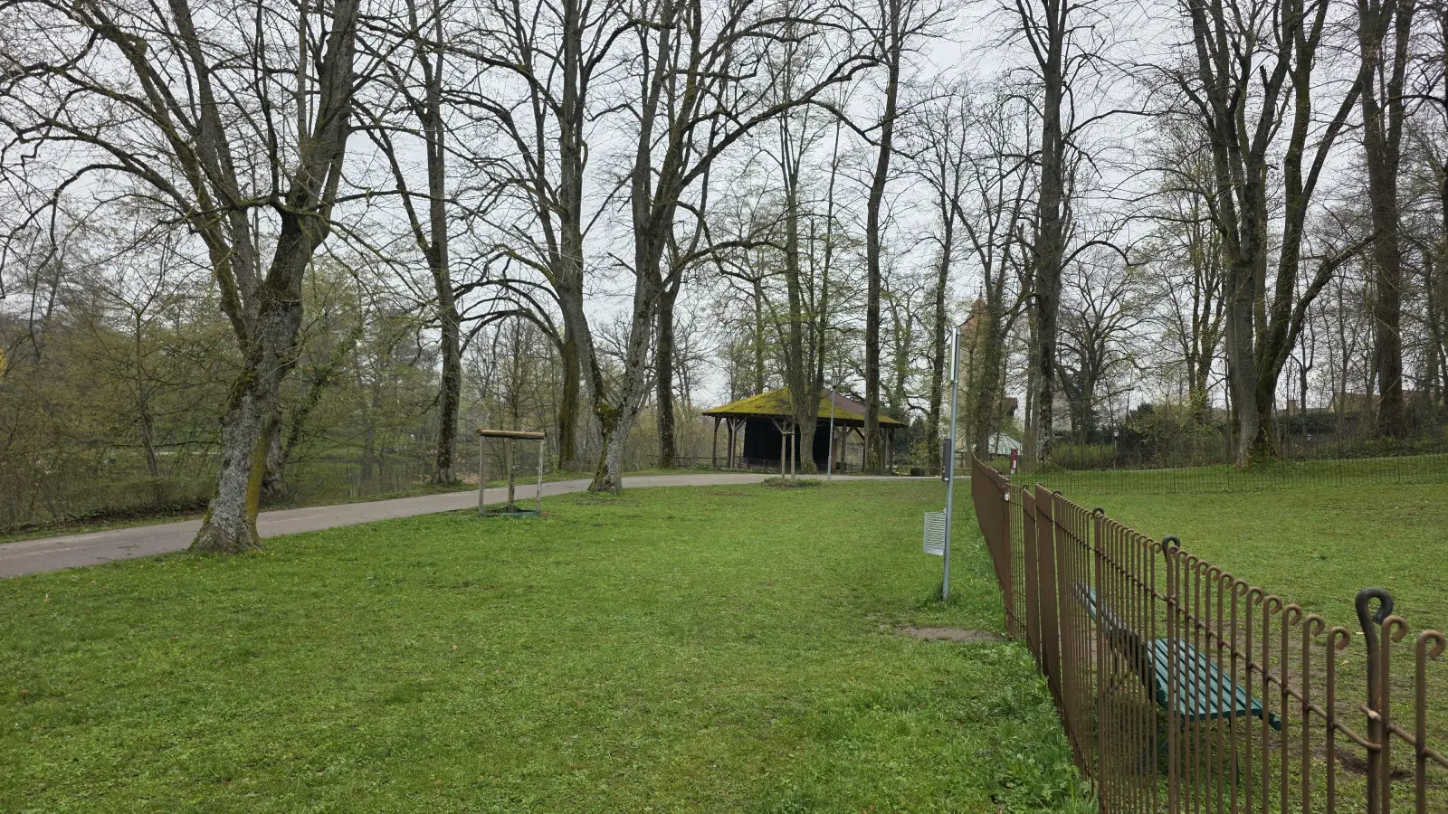 Während es im eingezäunten Areal des Hundespielplatzes (rechts im Bild) Sitzmöglichkeiten gibt, fehlen derzeit die Bänke im frei zugänglichen Bereich des Dinkelsbühler Stadtparks.  (Foto: Markus Weinzierl)