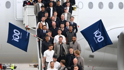 Los geht's: Die Nationalspieler und Bundestrainer Julian Nagelsmann auf der Gangway. (Foto: Florian Wiegand/dpa)