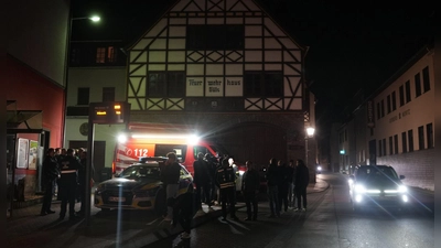 An dem Dach des Gebäudes in Koblenz entstand ein fußballgroßes Loch. (Foto: Thomas Frey/dpa)