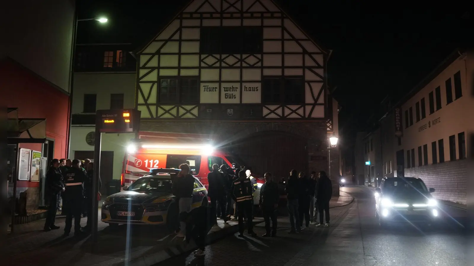 An dem Dach des Gebäudes in Koblenz entstand ein fußballgroßes Loch. (Foto: Thomas Frey/dpa)