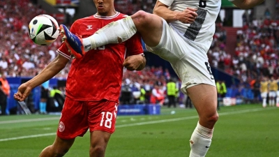 Dänemarks Alexander Bah und Sloweniens Jaka Bijol (r) kämpfen um den Ball. (Foto: Tom Weller/dpa)