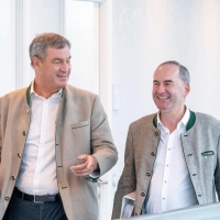 Markus Söder und Hubert Aiwanger stehen im neuen „Bayerntrend“ ziemlich stabil da. (Archivbild) (Foto: Peter Kneffel/dpa)
