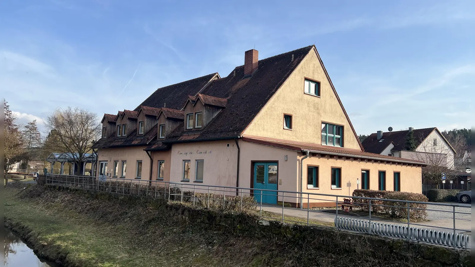 Zwar steht noch Kindergarten Kunterbunt drauf, seit Sommer 2024 heißt die Einrichtung am Rathaus jedoch Kita Abenteuerland. Da die Anmeldezahlen rückläufig sind, wird sie voraussichtlich im September nicht wieder geöffnet. (Foto: Yvonne Neckermann)