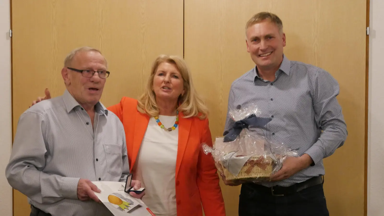 Der dienstälteste Gemeinderat Georg Zeilinger wurde vom Markt (Bürgermeisterin Dr. Birgit Kreß) und seiner Fraktion (Vorsitzender Gerd Eisenbeiß, rechts) verabschiedet. (Foto: Ulli Ganter)