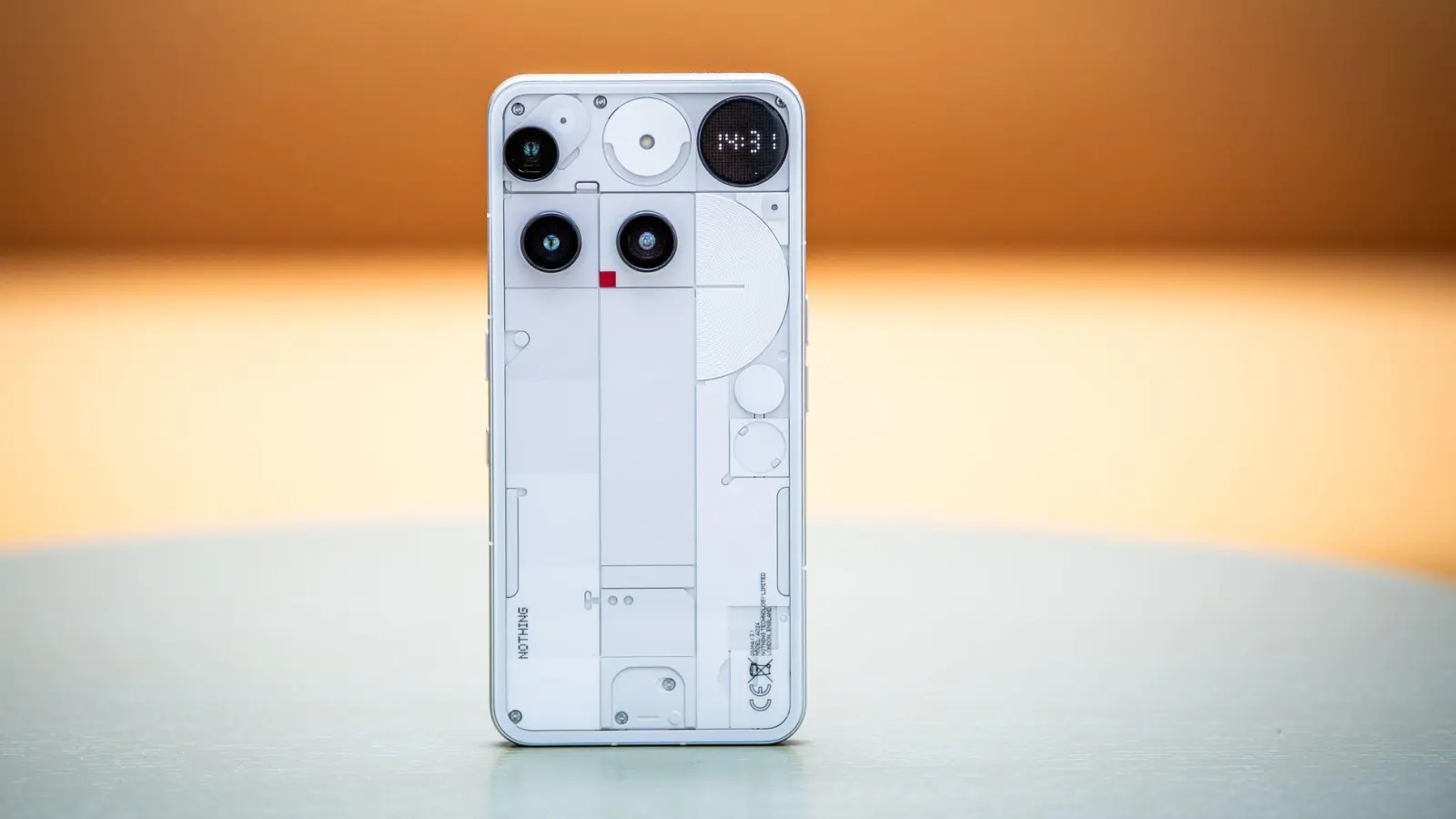 Striche, Kästen, Kreise und ein Bruch mit gewohnten Sichtlinien - die Rückseite des Nothing Phone 3 ist mindestens interessant. (Foto: Zacharie Scheurer/dpa-tmn)