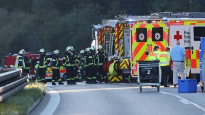 Der Reisebus kippte am Morgen um. Die Polizei ist im Einsatz. (Foto: Karl-Josef Hildenbrand/dpa)