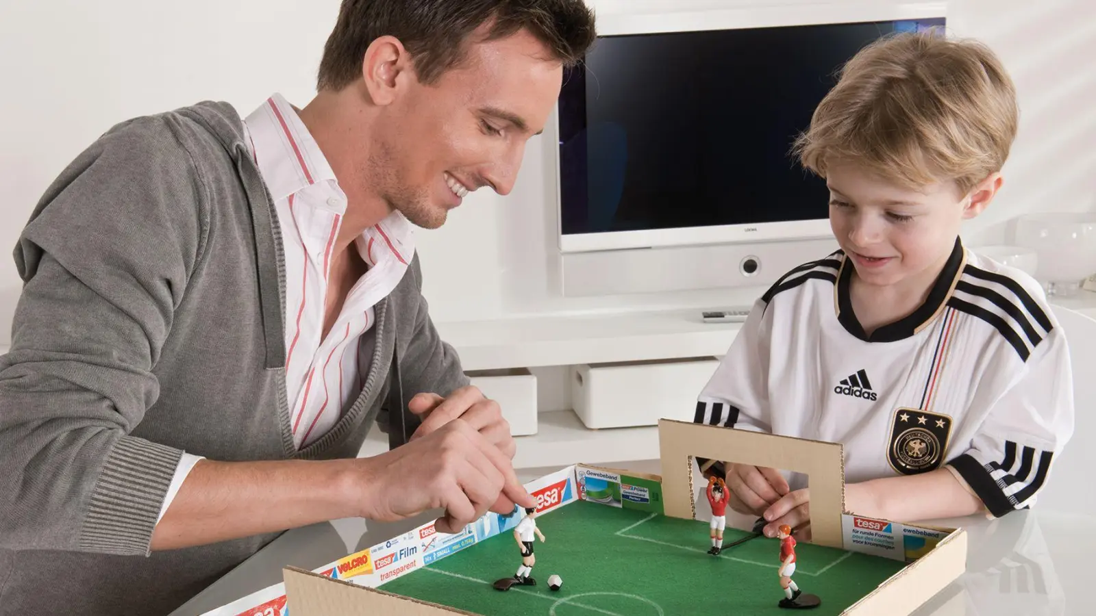 Mini-WM-Stadion selbstgemacht: Das Papp-Stadion lässt sich nach dem Spiel dank Klettband sogar flach zusammenlegen. (Foto: -/Tesa/DIY Academy/dpa-tmn)