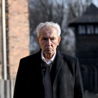 2020 besuchte Höllenreiner das ehemalige Konzentrationslager Auschwitz-Birkenau (Archiv). (Foto: Britta Pedersen/dpa-Zentralbild/dpa)