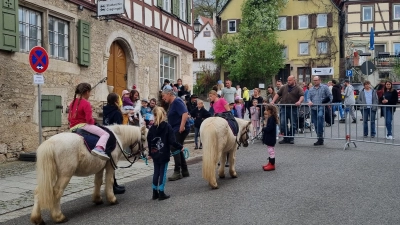 In der Torstraße findet wieder das beliebte Ponyreiten statt. (Foto: Stadt Creglingen)