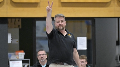 Aus zwei mach eins: Claus Winkelspecht wird in der Saison 2026/27 den TTV Onlineprinters Neustadt alleine coachen. Holger Wägner (links im Hintergrund) tritt kürzer. (Foto: Martin Rügner)