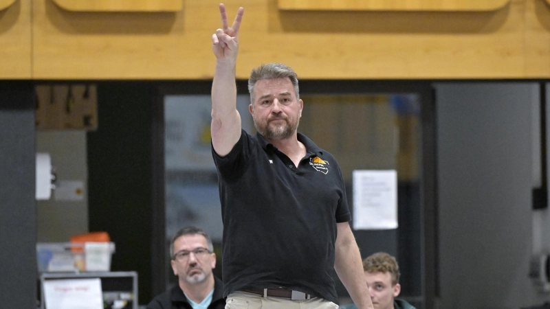 Aus zwei mach eins: Claus Winkelspecht wird in der Saison 2026/27 den TTV Onlineprinters Neustadt alleine coachen. Holger Wägner (links im Hintergrund) tritt kürzer. (Foto: Martin Rügner)