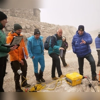 Die Alpen sind besonders vom Klimawandel betroffen: Ministerpräsident Markus Söder informiert sich über aktuelle Forschungsprojekte zu Geo-Risiken.  (Foto: Ehsan Monajati/dpa)