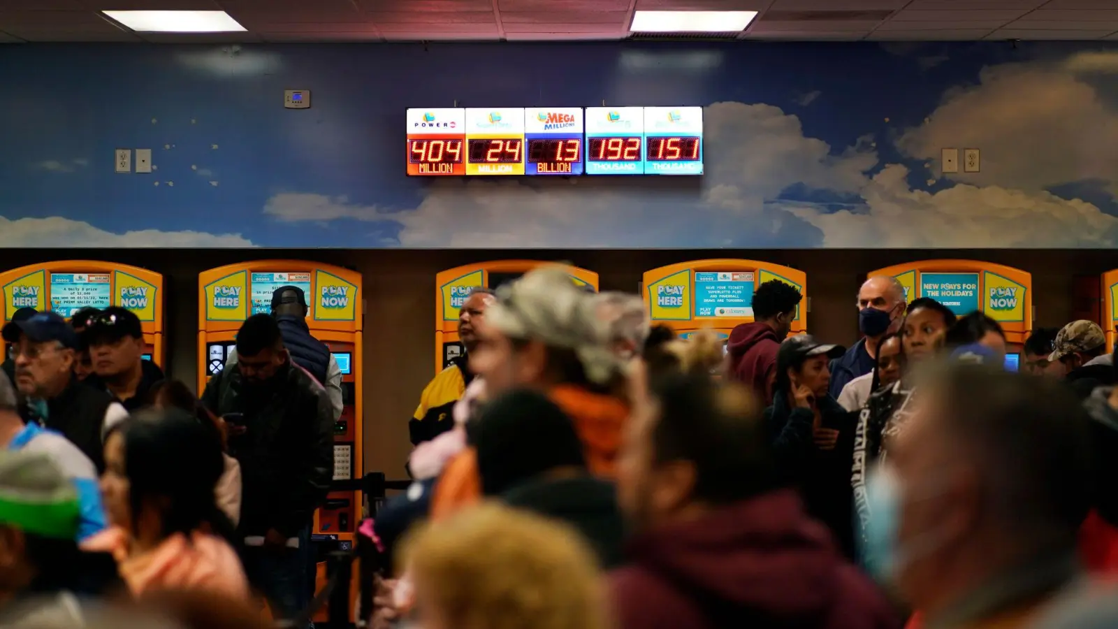 Menschen warten in der Schlange vor dem „Lotto Store at Primm” direkt an der kalifornischen Grenze. (Foto: John Locher/AP/dpa)