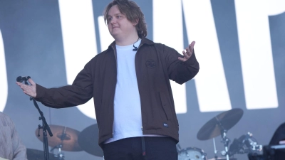Lewis Capaldi bei seinem Auftritt auf der Pyramid-Stage während des Glastonbury-Festivals in Worthy Farm in Pilton (Somerset), England. (Foto: Yui Mok/PA Wire/dpa)