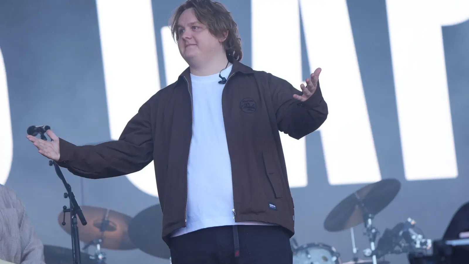 Lewis Capaldi bei seinem Auftritt auf der Pyramid-Stage während des Glastonbury-Festivals in Worthy Farm in Pilton (Somerset), England. (Foto: Yui Mok/PA Wire/dpa)