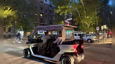 Immer mehr Golfcarts mit Touristen verstopfen Roms Straßen. (Foto: Sabine Dobel/dpa)