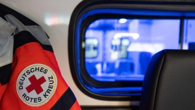 Sanitäter bringen den Fahrer in ein Krankenhaus. (Symbolbild) (Foto: Hannes P Albert/dpa)